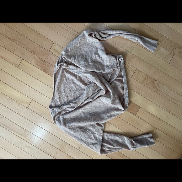 Cropped long sleeve sweater with twist back - Picture 2 of 3